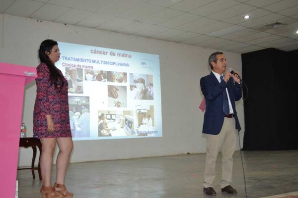 En la conferencia el médico detalló la importancia de detectar a tiempo el cáncer de mama.
