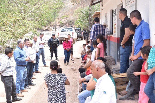 Acuden autoridades a comunidad de Rosario afectada por la violencia