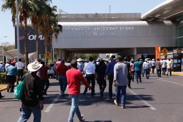 Paralizan productores aeropuerto de Culiacán