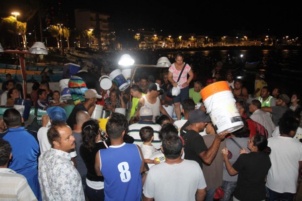 Con cubetas en mano, los mazatlecos se disputaron anoche los pajaritos en cada panga.