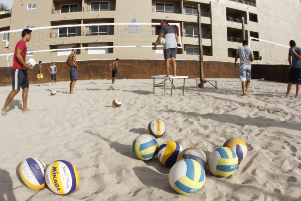 El voleibol de playa podría venirse abajo ante la desaparición del Fodepar, afirma el entrenador olímpico Salvador González.