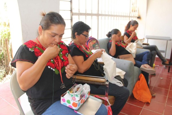 Muestran sus creaciones las Madres bordadoras de Fundación Rosario