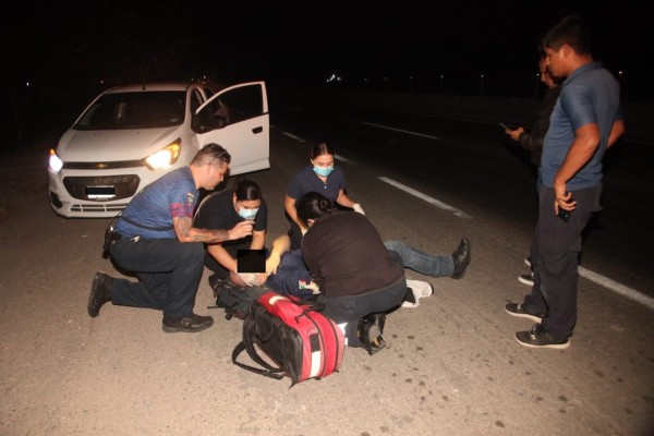 Cae base de colchón desde una camioneta y derriba a motociclista a la altura del CECJUDE en Mazatlán