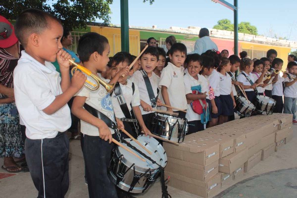 Entregan instrumentos para banda de guerra