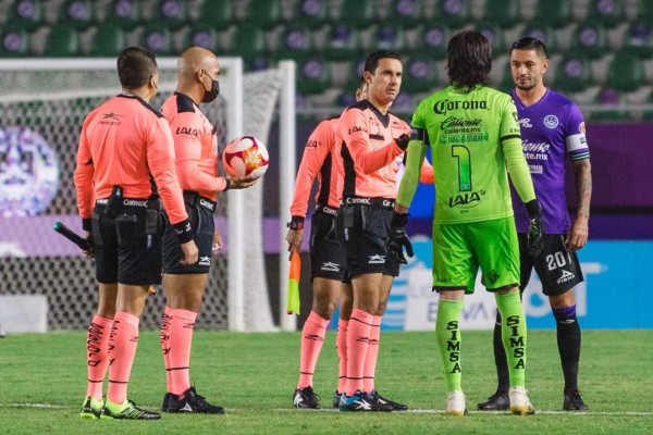 César Ramos cuenta con Gafete FIFA.