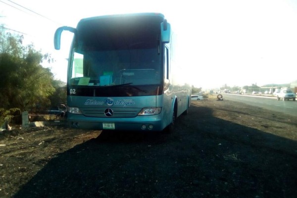 Sale herido mecánico al caerle encima autobús que reparaba, en Culiacán