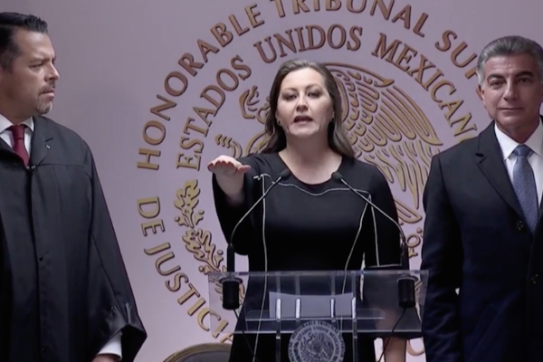 Casi a escondidas, Martha Erika Alonso rinde protesta como Gobernadora de Puebla