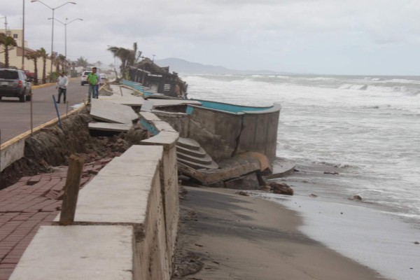 Destruye marejada malecón de Playa Ceuta, en Elota