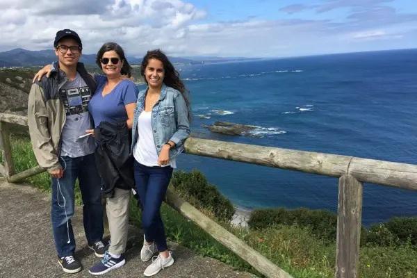 $!La autora con sus hijos Alonso y Abril.