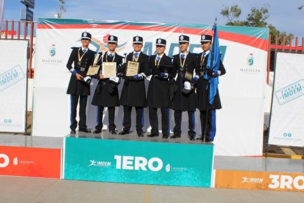 La escolta de bandera Cobras Monterrey fue la número uno.