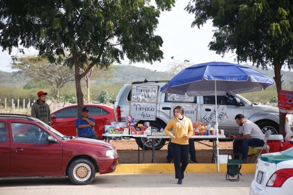 Comerciantes ambulantes llegan al nuevo Hospital General de Mazatlán; hay hasta una ‘farmacia móvil’