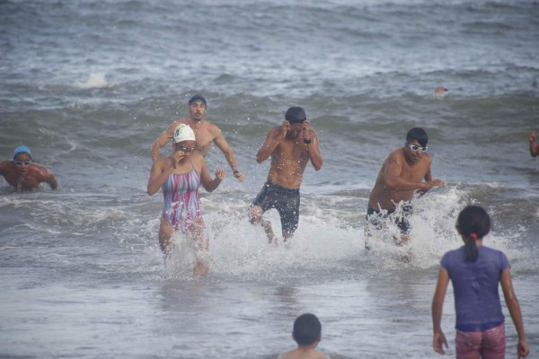Claudio Valdez y Skarlett Villanueva dominan las olas en octava Puntuable de Natación