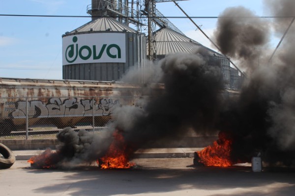 Radicalizan protesta productores de Guasave; queman llantas frente a bodega