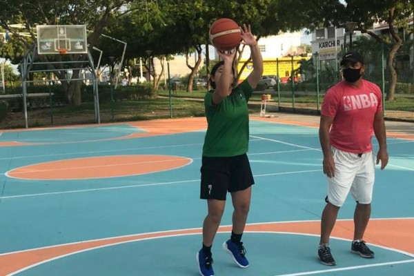 La preselección sinaloense de baloncesto Sub 15 trabaja en el Parque Lineal del Club Patasalada.