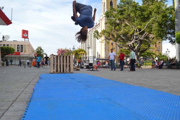 El público observa los grandes saltos y trucos que hacen quienes se dedican a practicar parkour.