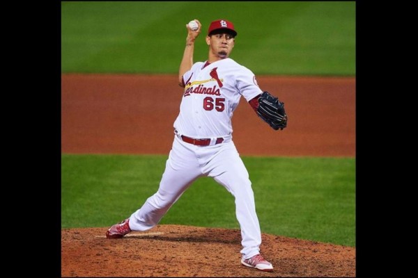 Giovanny Gallegos es ascendido al primer equipo de Cardenales de San Luis