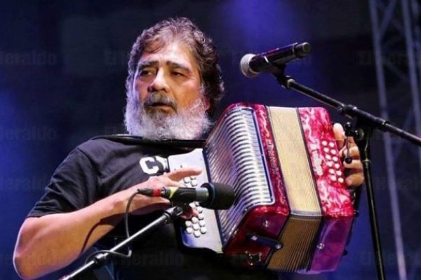 Celso Piña es despedido por una multitud en su natal Monterrey, al mediodía de este sábado.