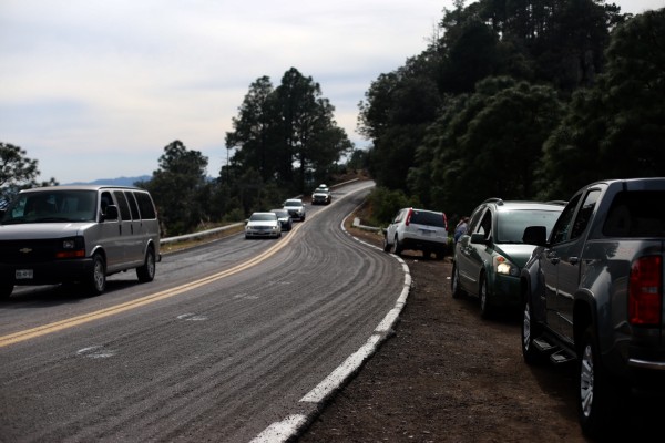 Flujo vehicular por la carretera libre Mazatlán-Durango.