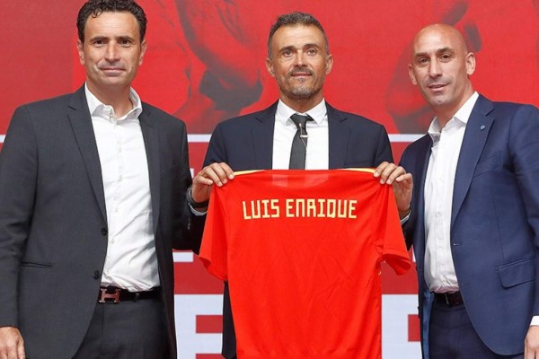 Luis Enrique en su presentación como director técnico de la Furia Roja.