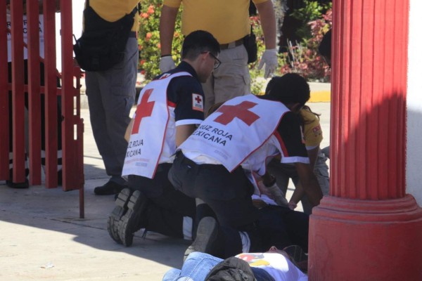 Paramédicos de la Cruz Roja y elementos de otros cuerpos de rescate y auxilio participaron en simulacro, en el Cecati 132 Playa Sur.