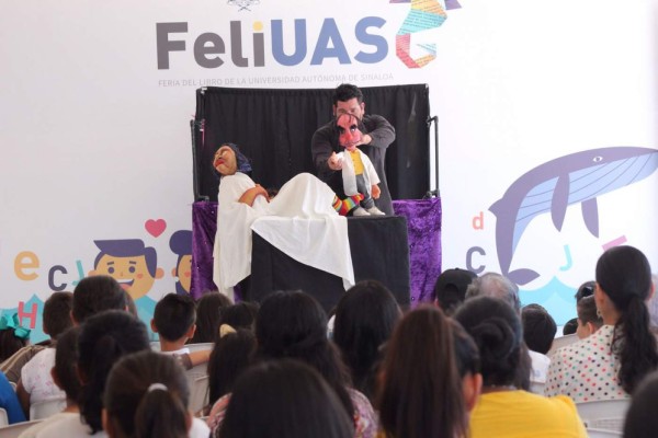 Deleitan con un 'Cabaret Esponjoso' a los niños en la FeliUAS, en Mazatlán