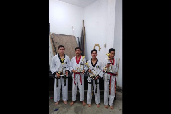 Algunos de los taekwondoínes escuinapenses ganadores.