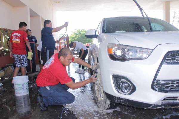 Los bomberos se unieron a la campaña para ayudar a la joven Ana Gabriela.