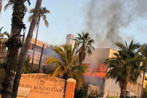Arde hotel abandonado de la zona turística de Mazatlán