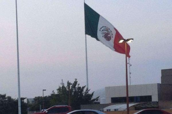 Izan militares al revés la Bandera Nacional