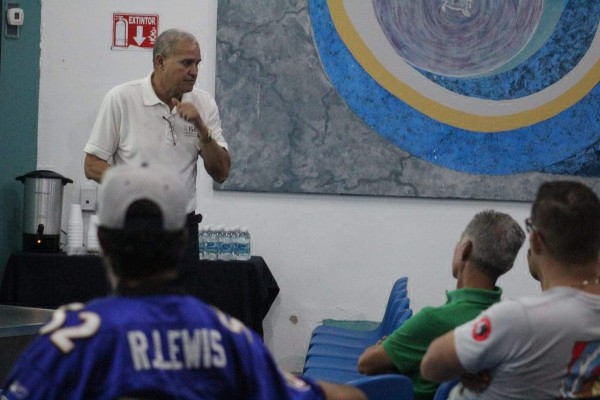 Jorge Luis Sánchez es el encargado de brindar la capacitación.