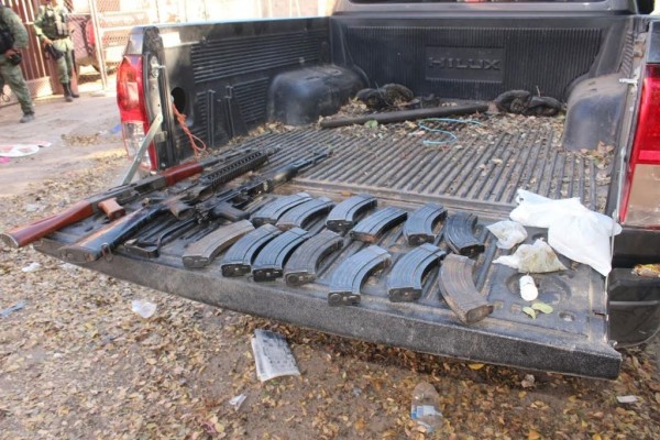 Hallan camioneta con armas largas, cargadores y droga, en Bachigualato