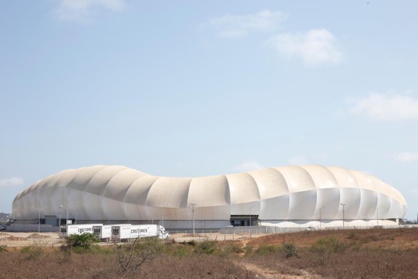 Llega transporte de mudanzas al estadio de futbol de Mazatlán