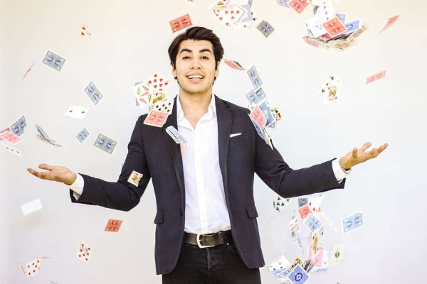 Luis López es comunicólogo, pero quiere hacer de la magia su profesión.