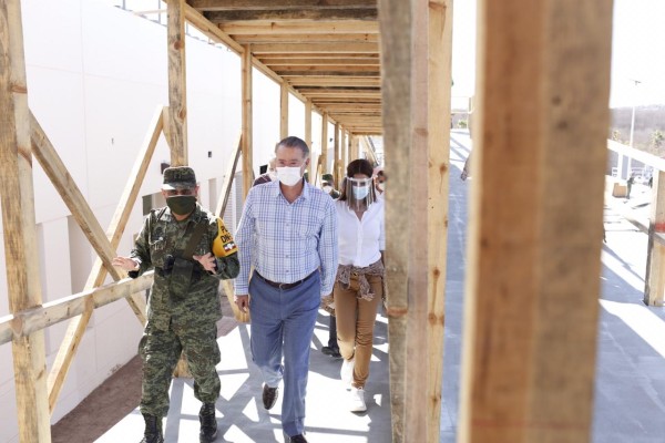 Quirino entrega el nuevo Hospital General de Culiacán al Ejército, que atenderá pacientes de Covid-19