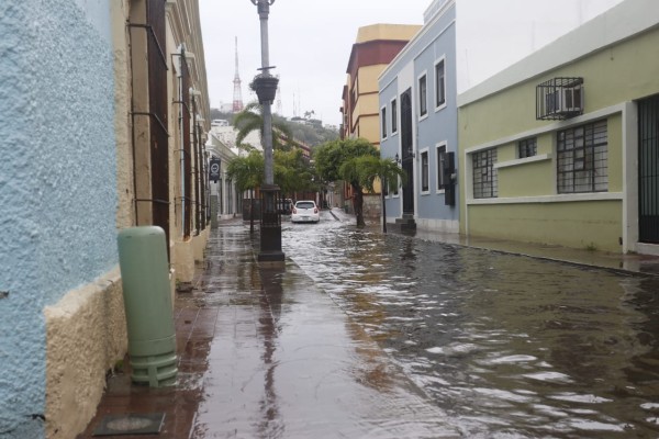 Caen 195 mm de lluvia en Mazatlán, casi el doble de una lluvia normal