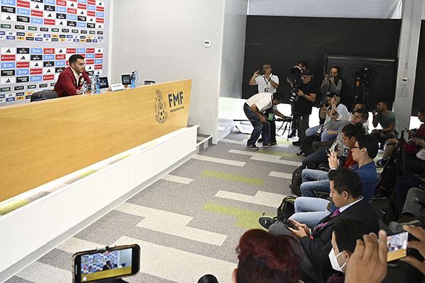 $!Dirigir a México en el Azteca será algo muy lindo: Diego Cocca