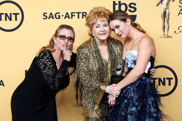 Agradece Billie Lourd apoyo tras muerte de Carrie Fisher y Debbie Reynolds