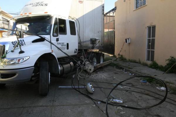 Tumba tráiler dos postes y deja sin luz y teléfono varias cuadras del Centro