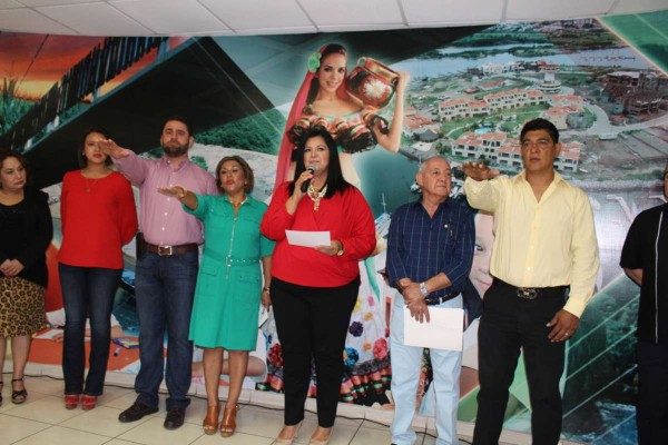 Refuerzan 'alineación' del PRI con el ex beisbolista Adán Amezcua