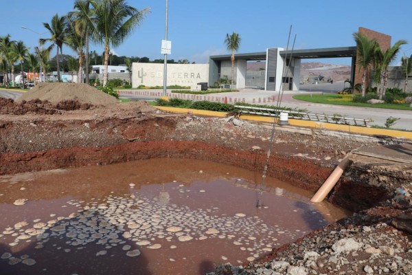 Rompe constructora la línea de agua potable que abastece a Real del Valle, Seminario y Terranova en Mazatlán