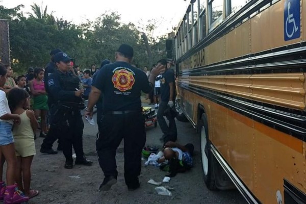 Motociclista es atropellado por un camión de transporte escolar en Mazatlán