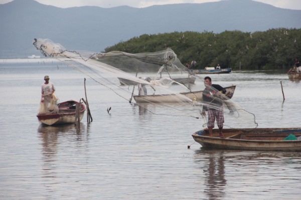 A los pescadores de Rosario los inunda la fe... de una 'temporada regular'