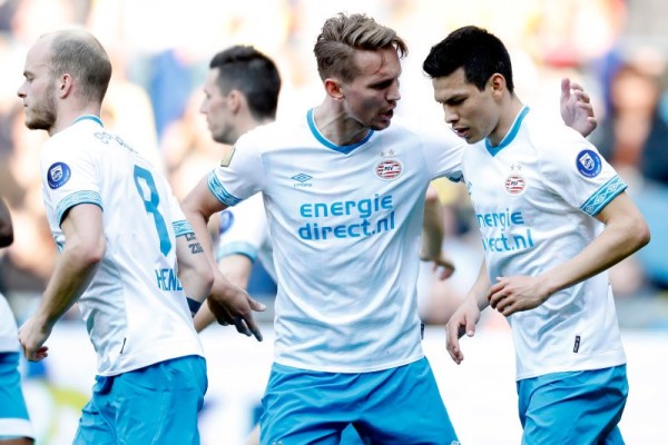 Chucky Lozano anota dos penaltis con el PSV en el empate ante el Vitesse