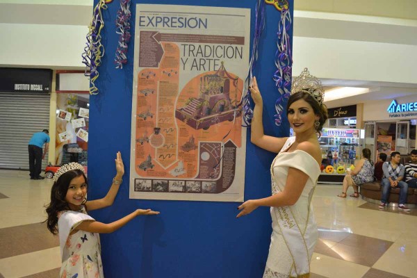 Emilia Contreras y Daniela Tostado, Reina Infantil y Reina del Carnaval 2016, muestran la página de Expresión.