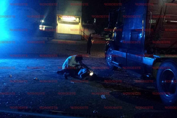 Muere trailero al caer de su vehículo