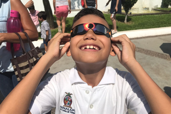 Llenan culiacanenses el Centro de Ciencias de Sinaloa para ver el eclipse solar
