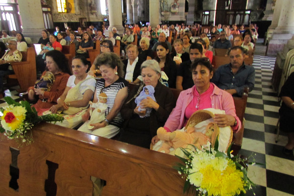Las personas llevaron a sus niños Dios a la misa que tuvo lugar en la Catedral Basílica de la Inmaculada Concepción.