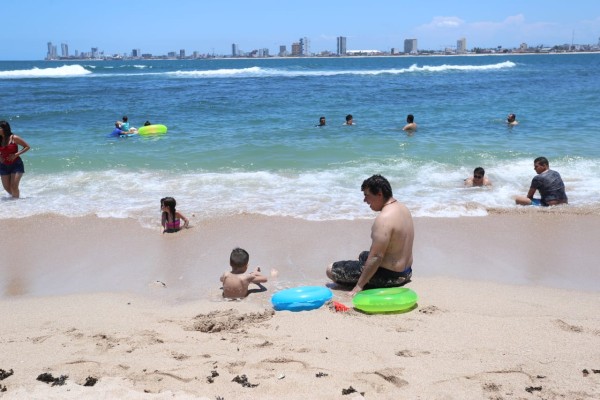 Disfrutan ya centenares de personas de playas y zona turística de Mazatlán