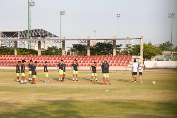Parte de los equipos juveniles del Mazatlán FC reciben instrucciones en el campo 2 del Centro Deportivo Benito Juárez.
