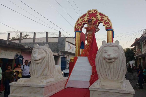 Con diseños inspirados en leones la carroza de la reina apareció.